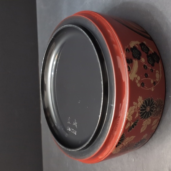 VGT, Red Lacquered Oriental Round Lidded Storage Container with Floral Design. - Picture 8 of 11